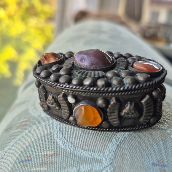 Trinket Box With Antique Patina Adorned With Agate Stones And Interior Velvet - Picture 1 of 8